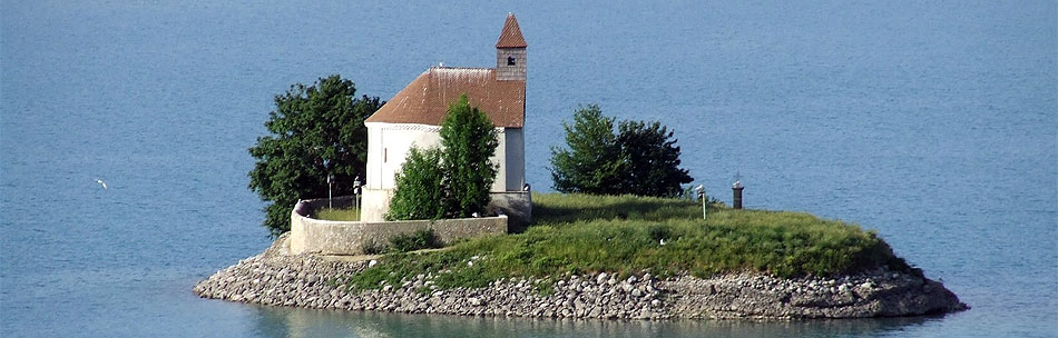 serre ponçon, l'un des sites à voir des hautes-alpes